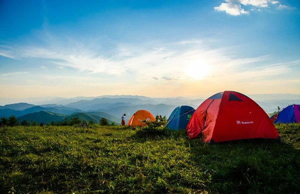 Comment préparer un itinéraire de camping pour explorer les grottes de la région des Balkans?